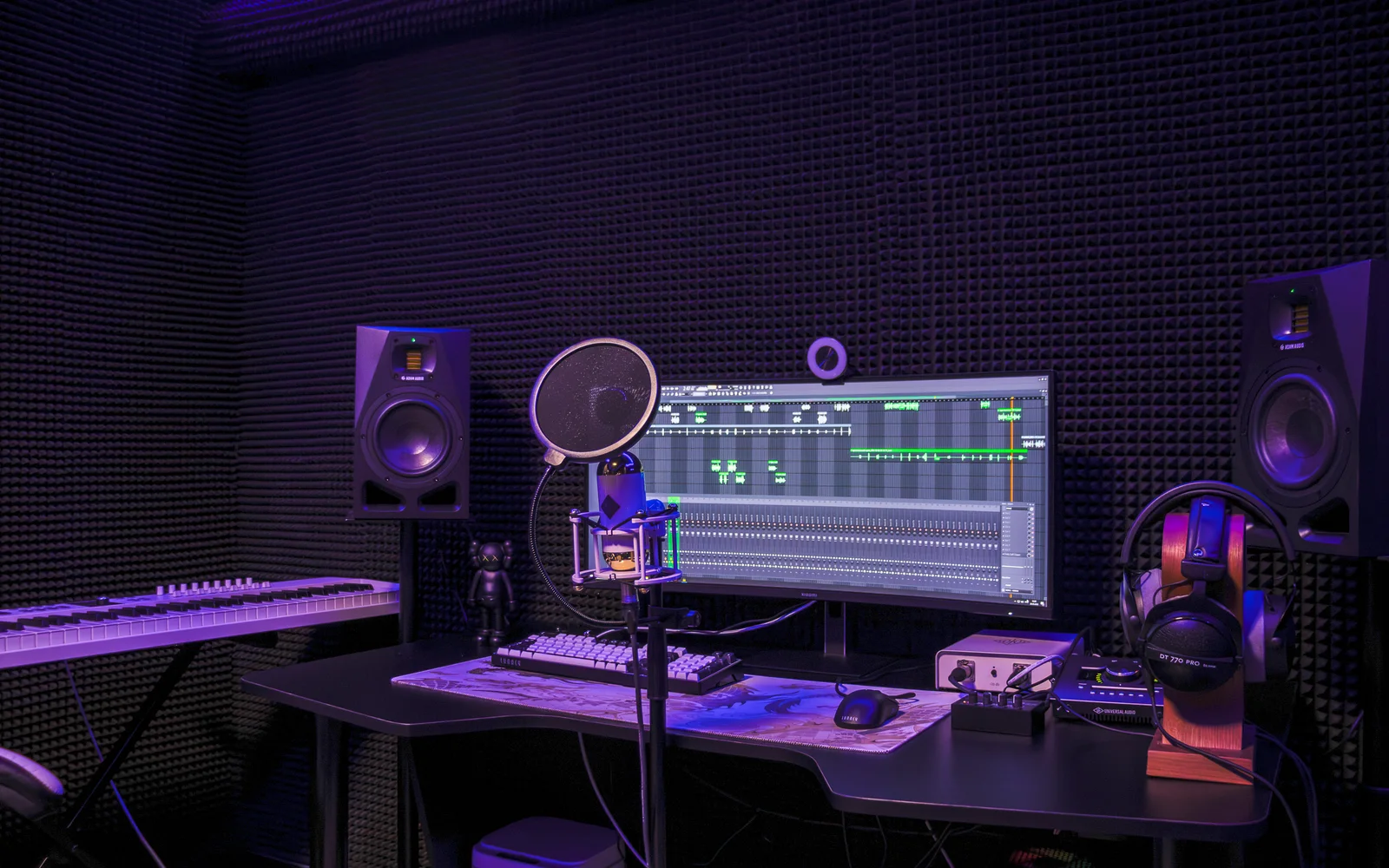 Рабочая зона Sound Wave с мониторами, микрофоном и MIDI-клавиатурой