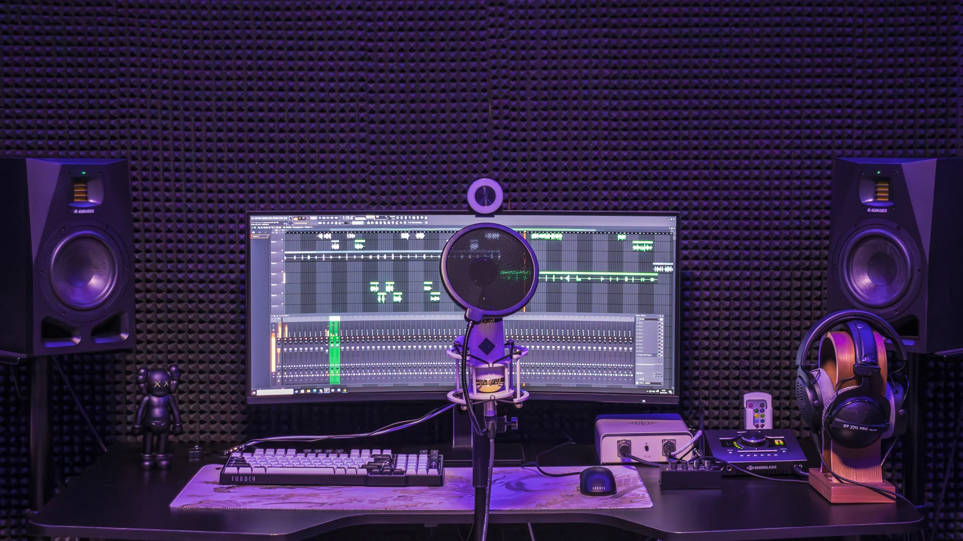 Рабочая зона студии Sound Wave с микрофоном, мониторами и акустической обработкой