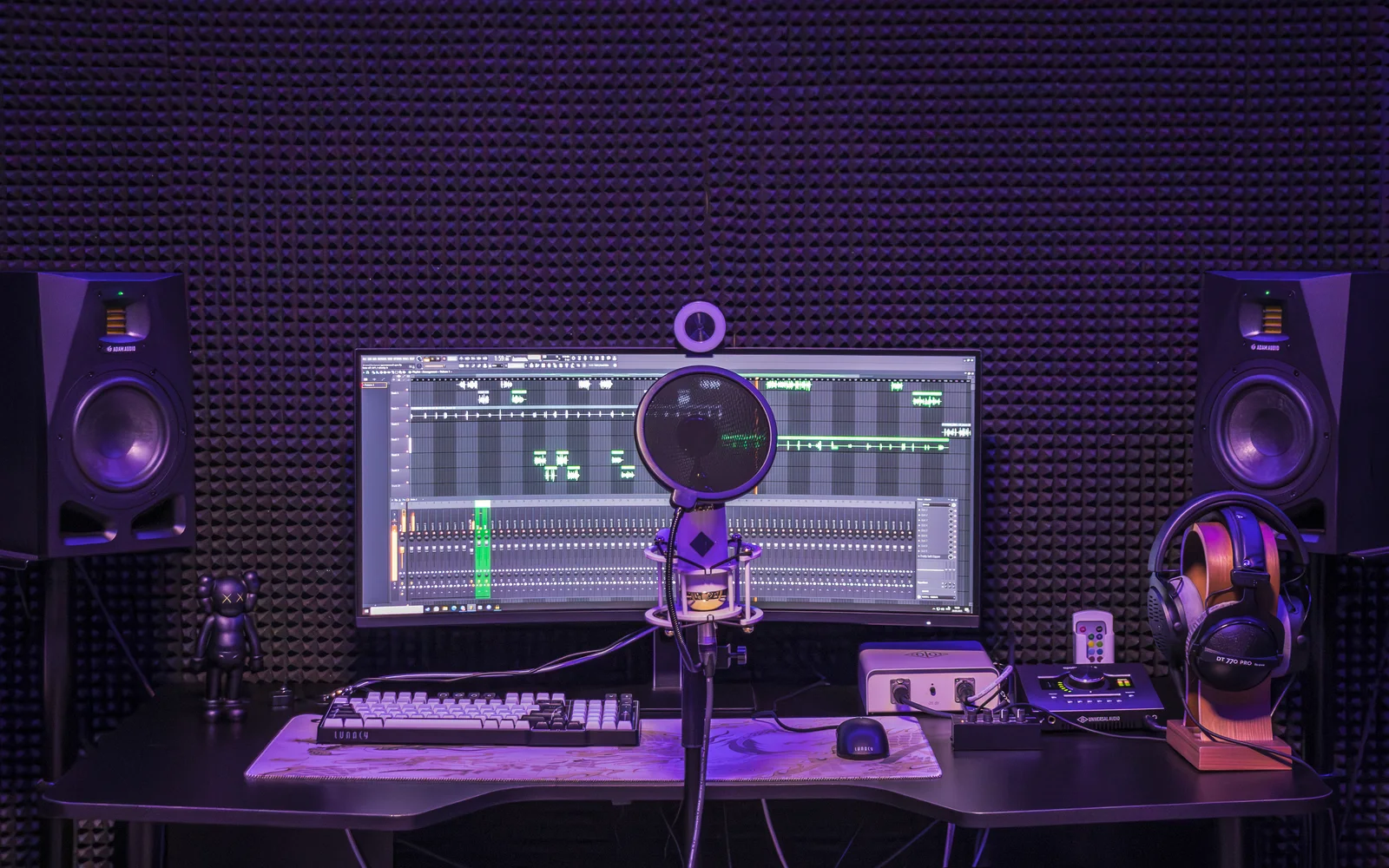 Рабочая зона Sound Wave с микрофоном, мониторами и большим экраном